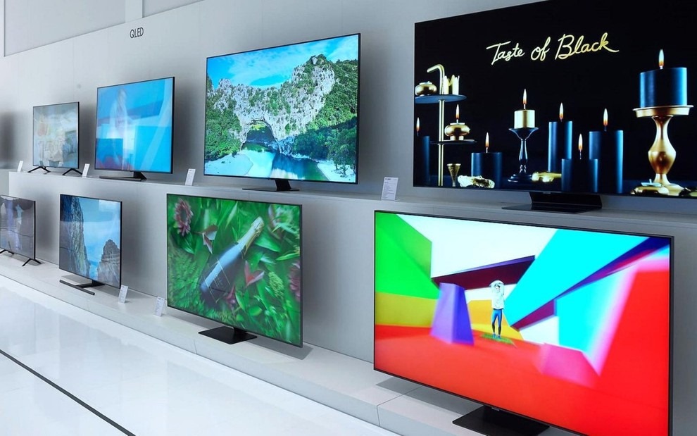 Banner minimalista com TVs 4K modernas e texto ‘Ofertas de TVs 4K — Achadinhos Brasil’.
